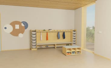 Ein aufgeräumter Raum mit einer hölzernen Garderobe, in der ein paar Jacken, Hüte und Ablagen aufbewahrt werden, einem Schuhregal mit Schuhen, einer Bank, einer Korkplatte an der Wand und großen Fenstern, die natürliches Licht hereinlassen.