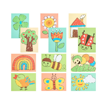 Eine Sammlung von zwölf farbenfrohen, kindlichen Zeichnungen auf pastellfarbenem Hintergrund, die Klee, Gänseblümchen, Haus, Baum, Tulpe, Marienkäfer, Regenbogen, Biene, Raupe, Huhn, Schmetterling und Sonne mit Wolken zeigen.