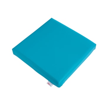 Ein quadratisches, leuchtend blaugrünes Kissen mit glattem Stoff und einem kleinen weißen Etikett auf einer Seite, das auf einem schlichten weißen Hintergrund steht.