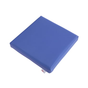 Ein quadratisches blaues Sitzkissen mit glatten Kanten und einem kleinen weißen Stoffanhänger auf einer Seite, fotografiert vor einem weißen Hintergrund.