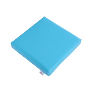 Ein quadratisches, hellblaues Schaumstoffkissen mit glatter Oberfläche und einem kleinen weißen Etikett auf einer Seite, das auf einem weißen Hintergrund platziert ist.
