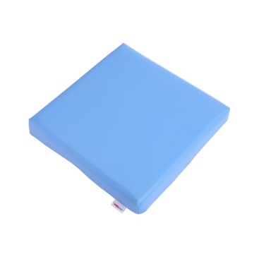 Ein quadratisches blaues Schaumstoffkissen mit glattem Bezug, abgebildet auf weißem Hintergrund mit einem kleinen Stoffanhänger, der auf einer Seite sichtbar ist.