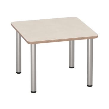 Ein kleiner, quadratischer Tisch mit einer hellen Holzplatte und vier zylindrischen, silbernen Metallbeinen vor einem schlichten weißen Hintergrund.