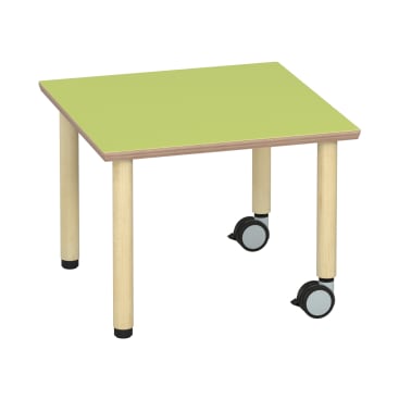 Ein quadratischer Tisch mit einer hellgrünen Tischplatte, hellen Holzbeinen und zwei Rädern an der Unterseite von zwei Beinen auf einer Seite. Die beiden anderen Beine haben schwarze Endkappen.