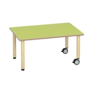 Ein rechteckiger Tisch mit einer hellgrünen Platte, vier Holzbeinen und zwei großen grauen Rädern, die auf einer Seite an den Beinen befestigt sind. Der Tisch ist vor einem weißen Hintergrund abgebildet.