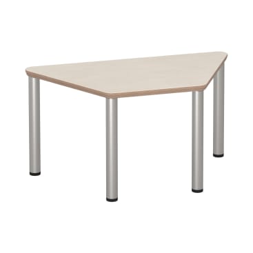 Ein dreieckiger Holztisch mit abgerundeten Ecken und vier zylindrischen Metallbeinen vor einem schlichten weißen Hintergrund.