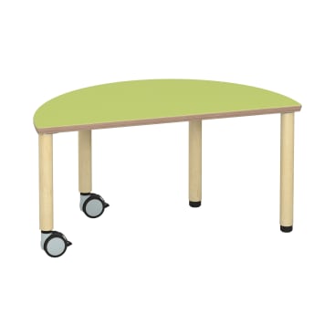 Ein halbkreisförmiger Tisch mit einer hellgrünen Platte, vier Holzbeinen und zwei großen Rädern an den vorderen Beinen vor einem weißen Hintergrund.