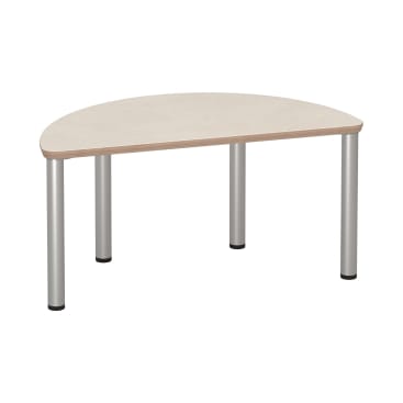 Ein beiger, halbkreisförmiger Tisch mit einer Holzplatte und vier zylindrischen, silbernen Metallbeinen auf weißem Hintergrund.