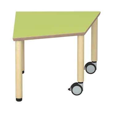 Ein dreieckiger Tisch mit einer hellgrünen Platte, drei Holzbeinen und zwei großen Rädern, die an zwei der Beine auf einer Seite befestigt sind.