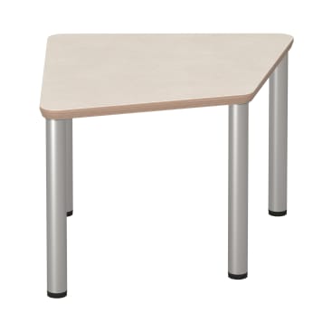 Ein dreieckiger Tisch mit heller Tischplatte und drei zylindrischen Metallbeinen auf weißem Hintergrund.