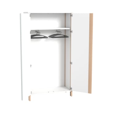 Ein weißer Kleiderschrank mit Holzbeinen und -kanten, der mit geöffneten Türen gezeigt wird. Im Inneren befinden sich ein Einlegeboden, eine Kleiderstange mit vier schwarzen Kleiderbügeln und ein leerer unterer Teil.