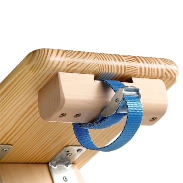 Nahaufnahme einer Holzstruktur mit einer Metallhalterung, Schrauben und einem blauen verstellbaren Gurt mit Metallschnalle, der am Holz befestigt ist.