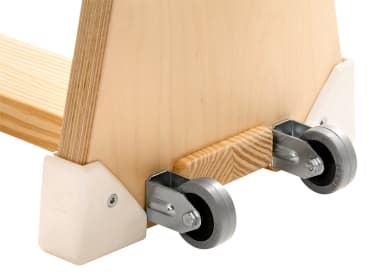 Nahaufnahme der Ecke einer Holzstruktur mit zwei an der Unterseite befestigten Metall- und Gummirädern, die Schrauben, weiße Kunststoffklammern und die natürliche Maserung des Holzes zeigen.