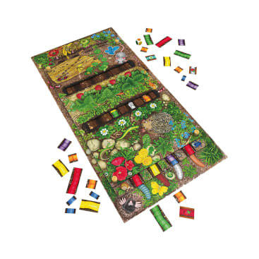 Ein farbenfrohes Brettspiel, das eine Garten- und Waldszene mit illustrierten Tieren, Blumen und Baumstämmen zeigt. Kleine rechteckige Karten oder Plättchen in verschiedenen Farben sind auf dem Spielbrett verstreut.