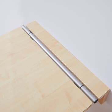 Nahaufnahme von zwei hellen Holzplatten, die durch ein großes silbernes Metallscharnier verbunden sind, vor einem weißen Hintergrund.