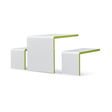 Ein moderner, minimalistischer Tisch und zwei Bänke mit glatten, weißen Oberflächen und grünen Kanten auf einem schlichten weißen Hintergrund.
