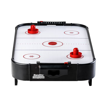 Ein Tisch-Airhockeyspiel mit weißer Spielfläche, roten Markierungen, zwei roten Drückern, zwei roten Pucks und einer schwarzen Anzeigetafel mit den Zahlen 0 bis 9 auf der Oberseite. Die Marke Bandito ist auf der Vorderseite sichtbar.