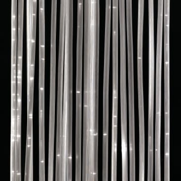 Vertikale, lichtdurchlässige Kunststoffröhren mit kleinen eingebetteten Lichtern hängen vor einem schwarzen Hintergrund und bilden parallele Leuchtlinien. Die Röhren variieren leicht in Abstand und Ausrichtung.
