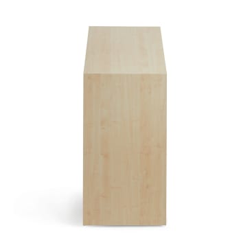 Ein rechteckiger Tisch aus hellem Holz, von der Stirnseite aus gesehen, vor einem weißen Hintergrund. Die Maserung ist auf der Tischplatte und der Seite sichtbar.