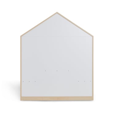 Eine weiße Tafel in Form eines einfachen Hauses mit einem dreieckigen Dach, umrahmt von einem hellen Holzrahmen, steht aufrecht vor einem schlichten weißen Hintergrund.