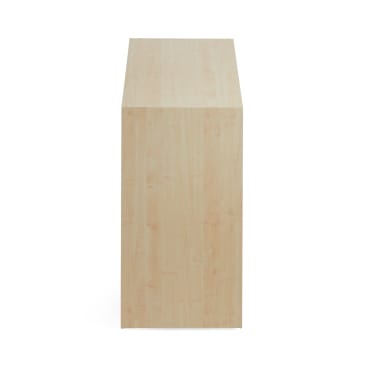 Ein rechteckiger Holztisch, von der kürzeren Seite aus gesehen, zeigt die helle Holzmaserung der Oberfläche und der Seiten vor einem weißen Hintergrund.