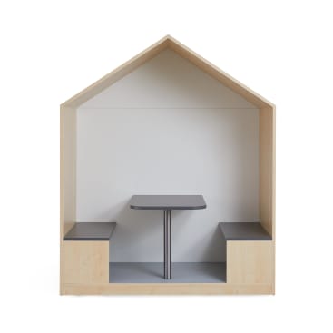 Eine Holzkabine in Form eines einfachen Hausrahmens mit zwei eingebauten Bänken, die sich gegenüberstehen, und einem rechteckigen Tisch in der Mitte, alles vor einem schlichten weißen Hintergrund.