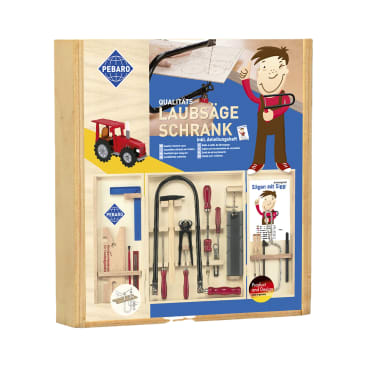 Ein Holzbearbeitungsset in einer Holzkiste mit durchsichtiger Vorderseite, auf der verschiedene Sägen, Werkzeuge mit rotem Griff, Holzteile, ein roter Modelltraktor, eine illustrierte Anleitung und die Abbildung eines Cartoon-Jungen, der eine Säge benutzt, zu sehen sind.