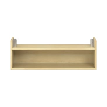 Ein wandmontiertes Regal aus hellem Holz mit offener Vorderseite und Metallbügeln auf jeder Seite, das vor einem schlichten weißen Hintergrund steht.
