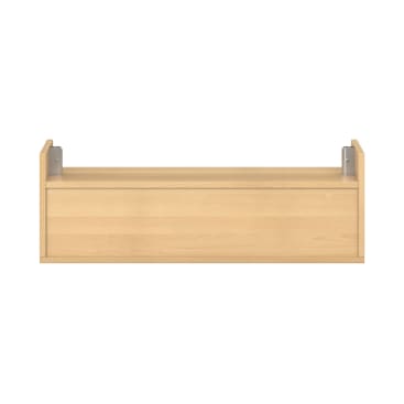 Ein rechteckiges Holzregal mit hochgezogenen Seitenwänden und Metallhalterungen auf jeder Seite, von vorne gesehen vor einem weißen Hintergrund.