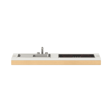 Eine minimalistische Küchenarbeitsplatte mit eingebautem Spülbecken und Wasserhahn auf der linken Seite und einem schwarzen Elektroherd mit roten Brennern auf der rechten Seite. Die Arbeitsplatte ist mit hellem Holz verkleidet.
