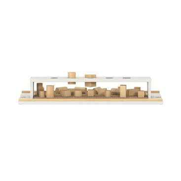 Ein weißes, rechteckiges Regal mit einer Reihe von gleichmäßig verteilten runden und rechteckigen hellen Holzblöcken, die auf der Ober- und Unterseite angeordnet sind. Das Design ist minimal und geometrisch.