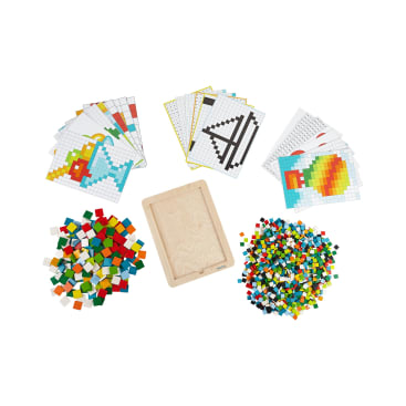 Auf einem weißen Hintergrund sind verschiedene farbige Plastikfliesen, ein Holztablett und mehrere Anleitungskarten mit Pixelkunstmotiven angeordnet. Die Fliesen sind nach Farben gruppiert und auch gemischt in einem Stapel abgebildet.