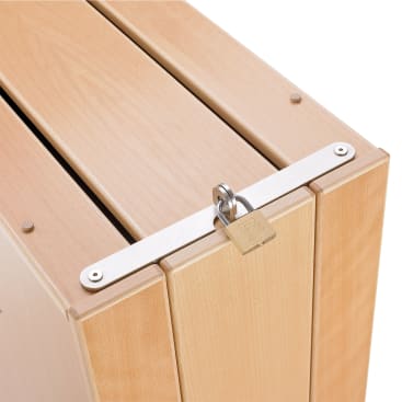 Ein leichtes Holzkästchen mit einer silbernen Metallstange, die durch ein Loch in der Stange mit einem Messingvorhängeschloss gesichert ist.