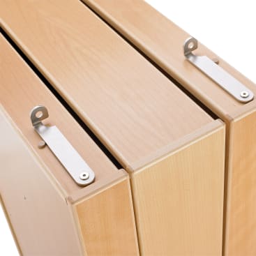 Nahaufnahme von zwei hellen Holzplatten mit oben angebrachten Metallklammern, die mit einem kleinen Zwischenraum nebeneinander angeordnet sind. Die Oberfläche und die Kanten des Holzes sind glatt und poliert.