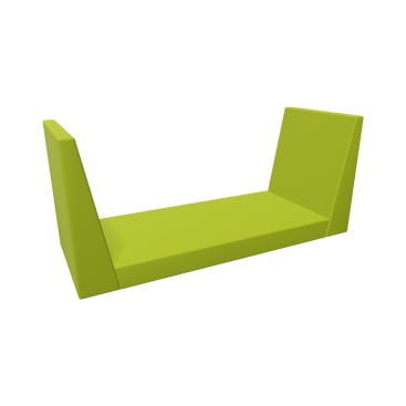 Eine moderne, minimalistische grüne Bank mit abgewinkelten Rückenlehnen an beiden Enden vor einem schlichten weißen Hintergrund.