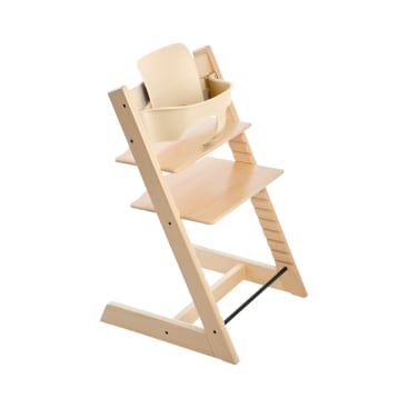 Hochstuhl aus Holz mit verstellbarem Sitz und verstellbarer Fußstütze, mit einem beigen Kunststoffaufsatz für die Babyschale. Der Stuhl hat eine natürliche Holzoberfläche und einen minimalistischen Stil, der auf einem weißen Hintergrund dargestellt ist.