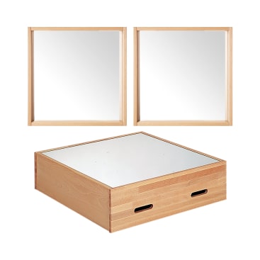 Zwei quadratische Wandspiegel mit Rahmen aus hellem Holz befinden sich über einer passenden Aufbewahrungsbox aus hellem Holz mit verspiegeltem Deckel und zwei ovalen Griffen mit Ausschnitt. Alle Elemente sind vor einem weißen Hintergrund angeordnet.