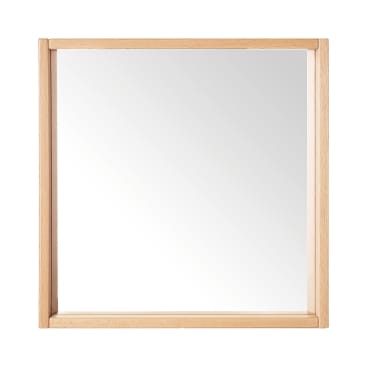 Ein quadratischer Spiegel mit einem hellen Holzrahmen, der vor einem schlichten weißen Hintergrund abgebildet ist. Die Oberfläche des Spiegels ist sauber und reflektierend.