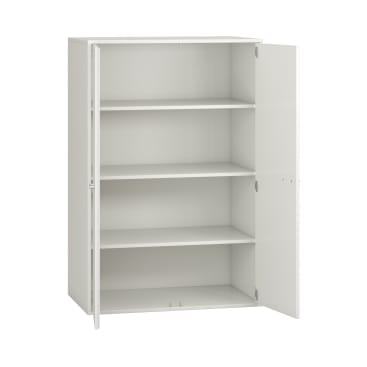 Ein weißer Schrank mit zwei offenen Türen, die vier leere Einlegeböden zeigen, vor einem schlichten Hintergrund.