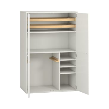 Ein weißer Kleiderschrank mit zwei geöffneten Türen, die Einlegeböden, eine horizontale Hängestange, mehrere kleinere Fächer und Holzlatten im oberen Teil offenbaren. Der Kleiderschrank ist leer und hat ein einfaches, modernes Design.