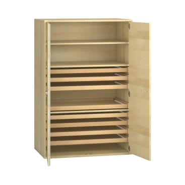 Ein hölzerner Schrank mit zwei offenen Türen, der oben zwei Einlegeböden und unten mehrere waagerechte ausziehbare Fächer enthält. Der Schrank ist leer und vor einem schlichten weißen Hintergrund abgebildet.