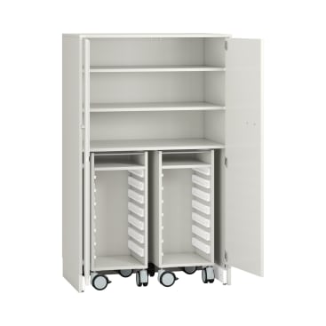 Weißer Metallschrank mit zwei Türen, drei oberen Einlegeböden und zwei unteren Abschnitten, die herausnehmbare Wagen mit mehreren flachen Schubladen und Rädern enthalten.