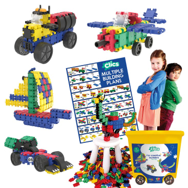 Ein Set aus bunten Kunststoffbausteinen, die zu verschiedenen Modellen zusammengesetzt werden, darunter Fahrzeuge, ein Boot und ein Tier, mit einem Bauplan, einem Aufbewahrungsbehälter und zwei Kindern, die neben dem Set stehen.