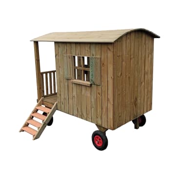 Ein kleines Holzspielhaus auf vier Rädern mit einem geschwungenen Dach, einer Treppe, einer kleinen Veranda und einem Fenster mit Fensterläden. Die Räder haben rote Naben. Die Struktur ist auf einem weißen Hintergrund isoliert.