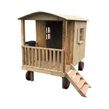 Ein kleines Spielhaus aus Holz mit einer Veranda, einer Treppe und einem Geländer, das auf vier Rädern mit roten Naben steht. Das Haus hat ein schräges Dach und zwei Fenster, eines an der Seite und eines an der Rückseite.