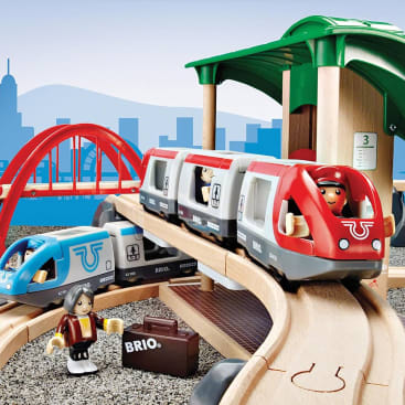 BRIO World, Großes Bahn-Reisezug-Set, Bahnhof & 2 Züge, ab 3 Jahren