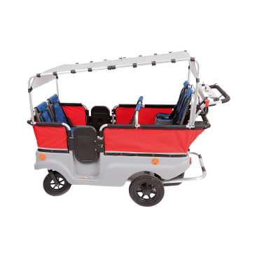 Ein großer, mehrsitziger Krippenwagen mit roten Stoffseiten, blauen Sitzen mit Gurten, einem grauen Untergestell, schwarzen Rädern, einer Tür in der Mitte und einem Sonnendachrahmen obenauf.