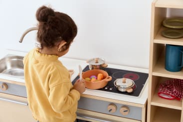 Kinder-Küchenzeile Lara, aus Holz, niedrig, mit Geräten, ab 2 Jahren