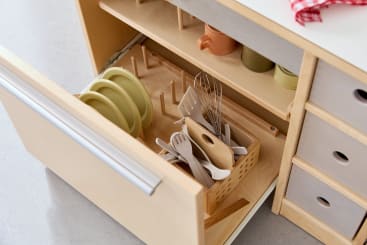 Kinder-Küchenzeile Lara aus Holz, mit Regal & Geräten, hoch, ab 2 Jahren