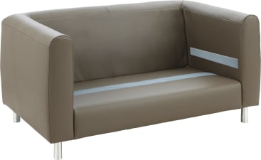 Ein braunes, modernes Sofa mit kastenförmigen Armlehnen, silbernen Metallfüßen und einem hellgrauen horizontalen Streifen entlang des Sitzes und der inneren Rückenlehne. Das Sofa hat ein glattes, minimalistisches Aussehen.